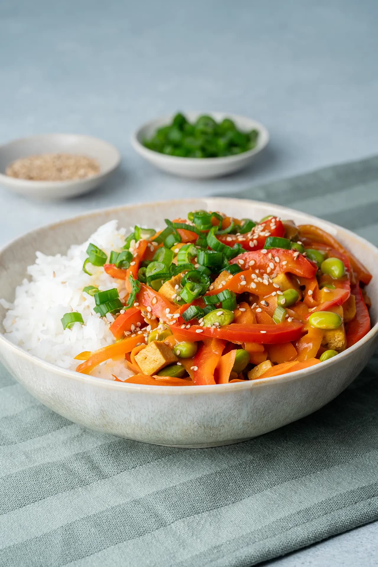 Cremige Tofu-Gemüse-Pfanne mit Reis (vegan &amp; einfach)