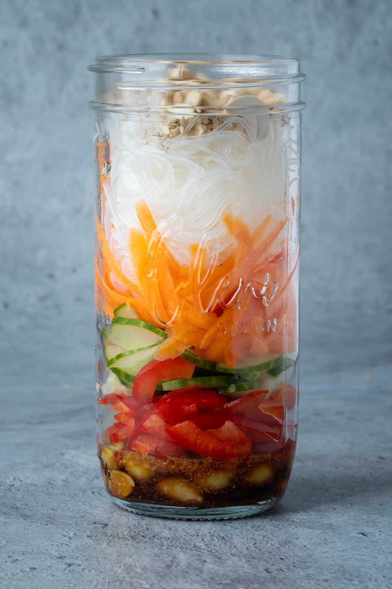 Asiatischer Glasnudelsalat im Glas