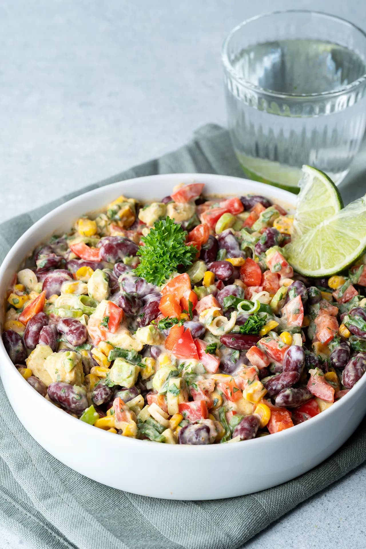 Mexikanischer Maissalat mit Bohnen und Avocado