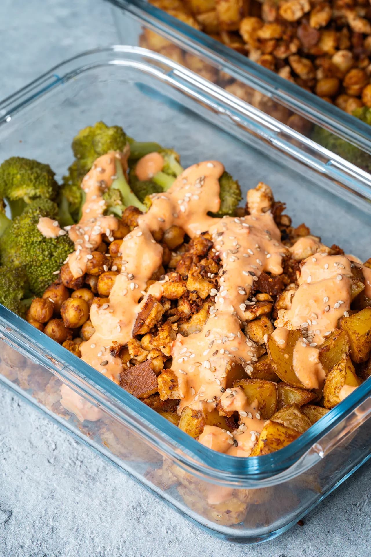 Meal Prep Bowl mit Ofengemüse und Tofu