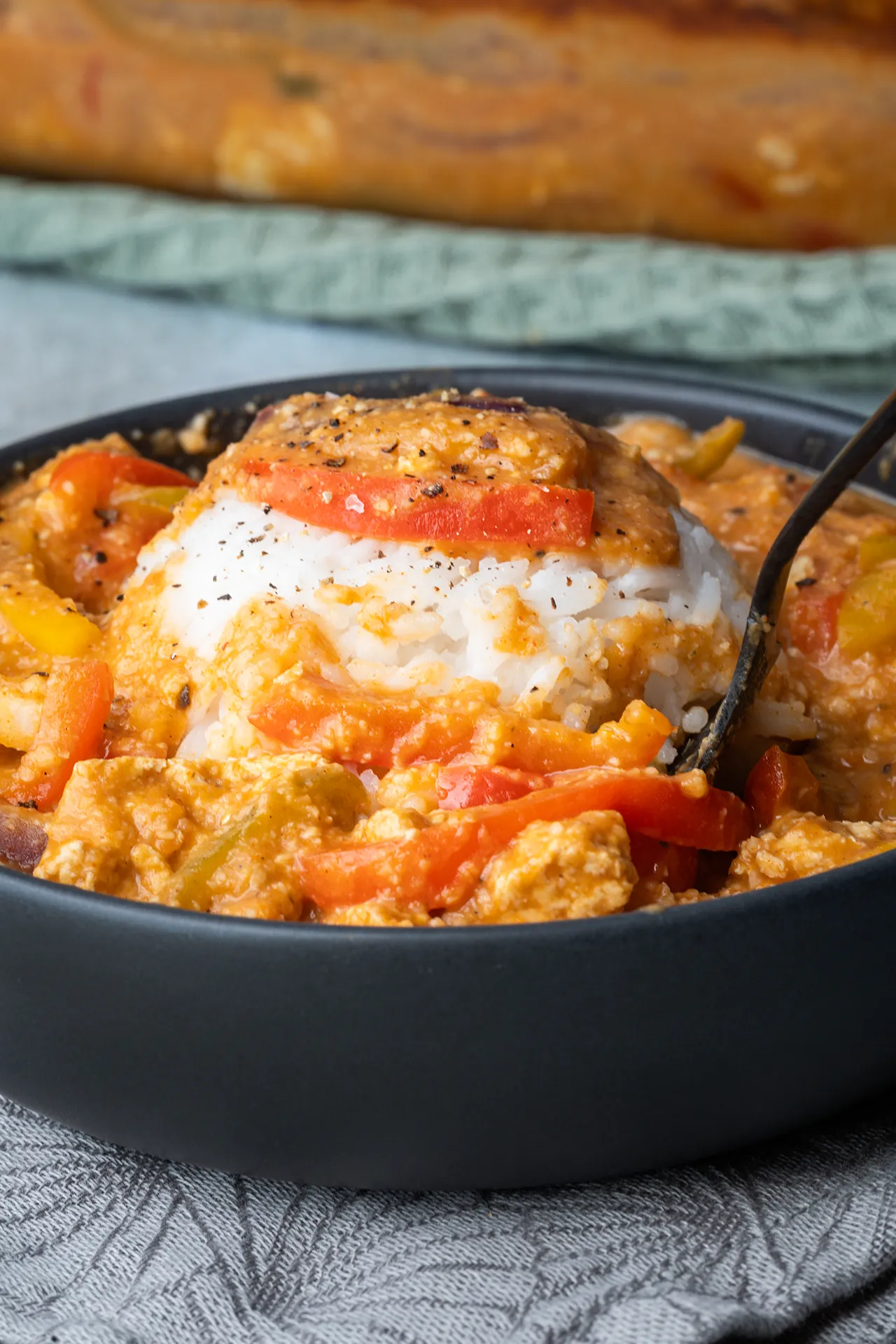 Veganes Paprika-Sahne-Hähnchen mit Tofu