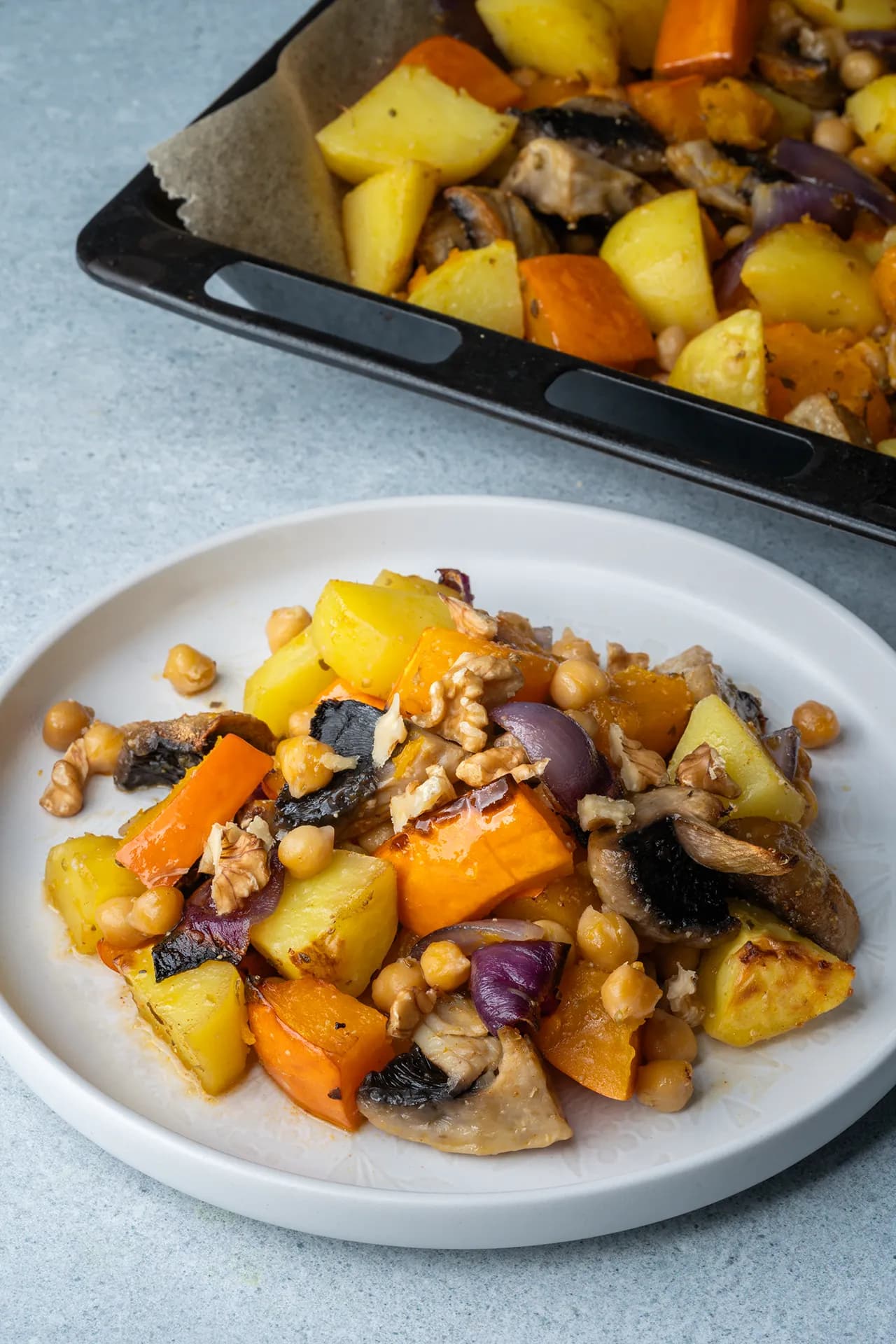 Herbstliches Wurfblech mit Kürbis, Kartoffeln
