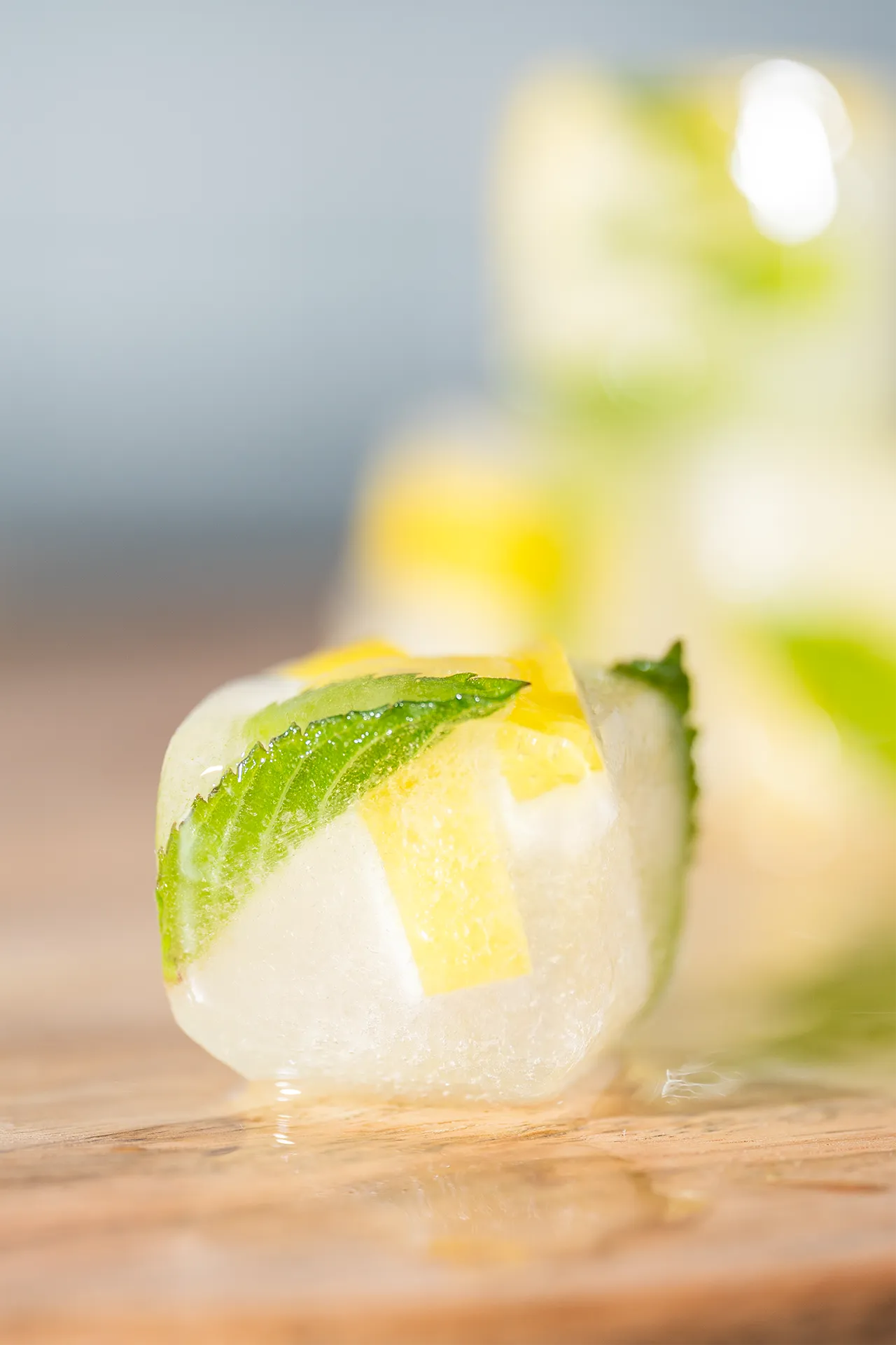 Zitronen-Minz-Eiswürfel für Wasser