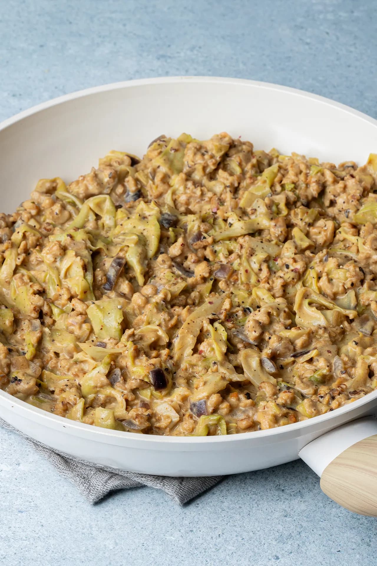 Cremige Spitzkohl-Hack-Pfanne in vegan